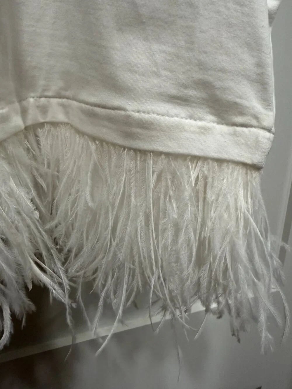 Cinq à Sept Feather-Trimmed Stretch-Cotton Crop T-Shirt - Picture 5 of 10